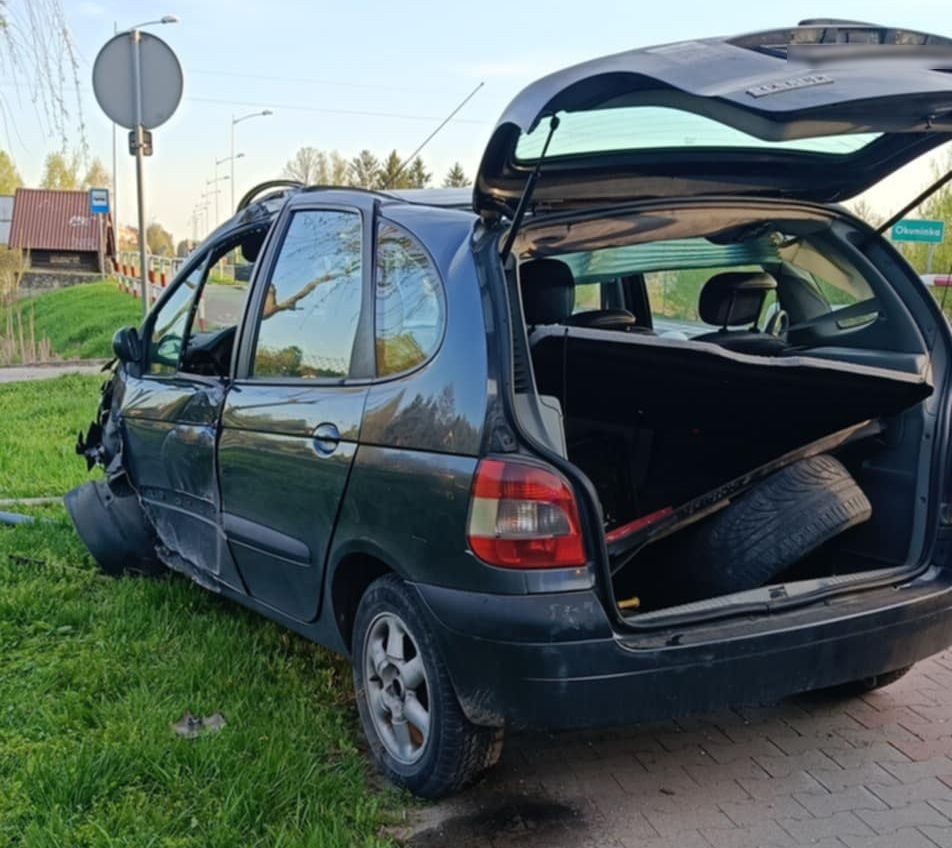 „Przeleciał” przez ścieżkę rowerową i dachował. Finał jazdy 61-latka z 2 promilami