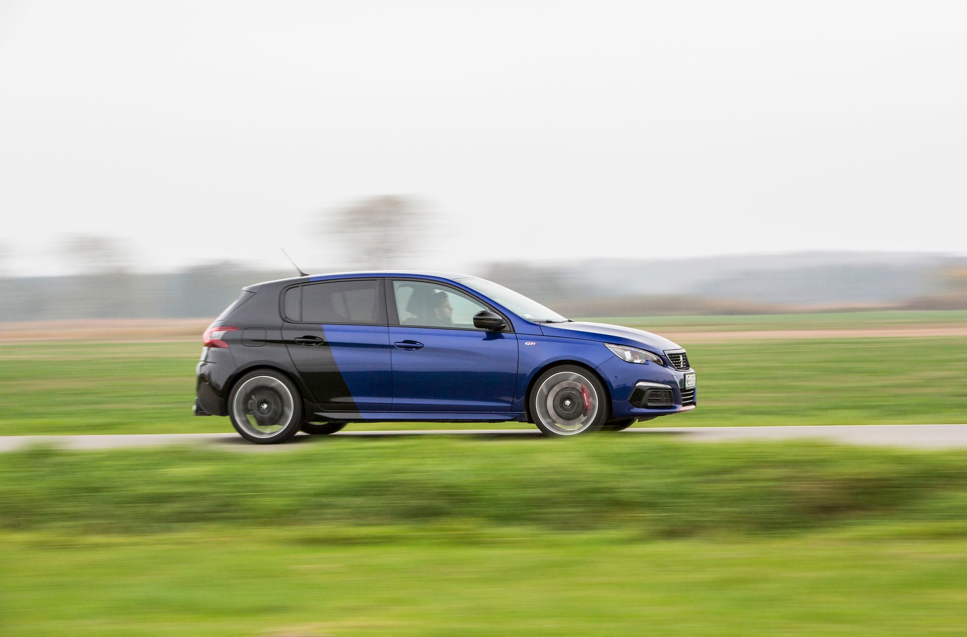 Peugeot 308 GTi - przeniesie cię w świat wyścigów