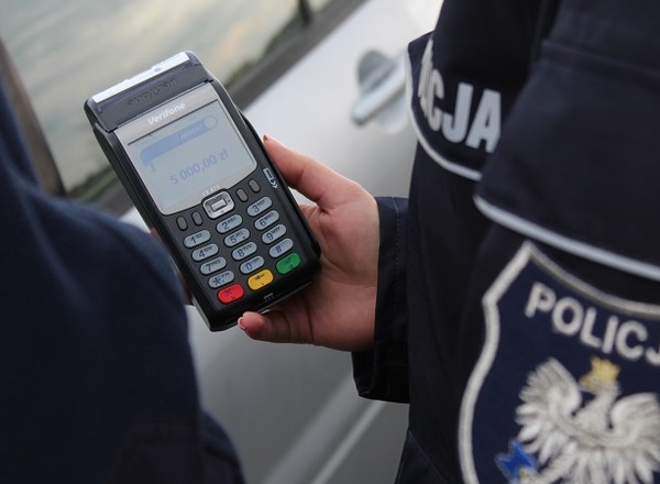 Jeździł swoim BMW po Legnicy, ale o czymś "zapomniał".  Dotkliwy mandat