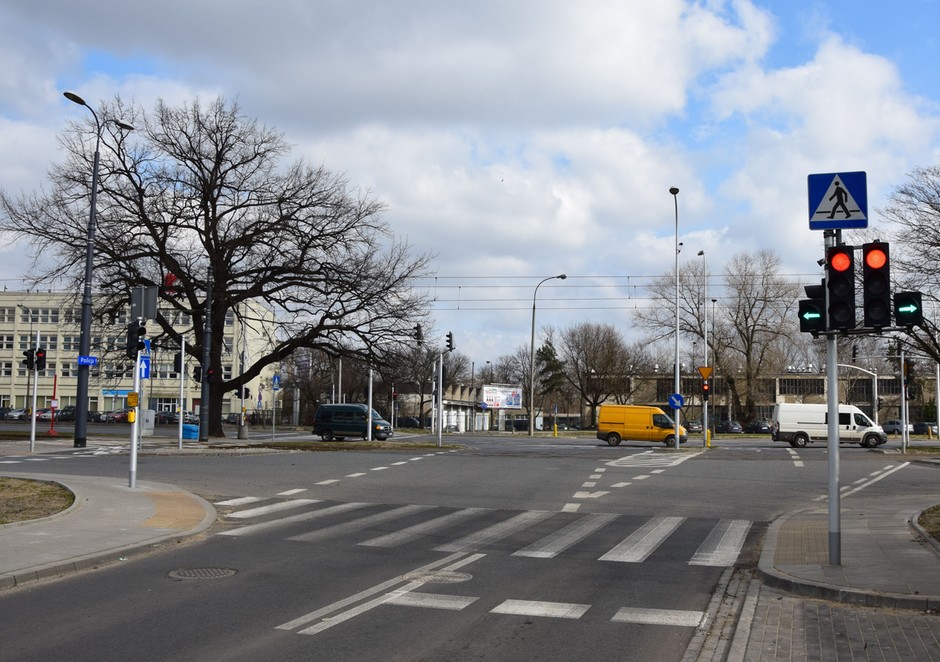Zdarza się i takie oznakowanie – skręt w lewo, w prawo, a także zawracanie przy wyświetlanych zielonych strzałkach możliwe są warunkowo: trzeba zatrzymać się przed sygnalizatorem i nie wolno utrudniać innym ruchu.