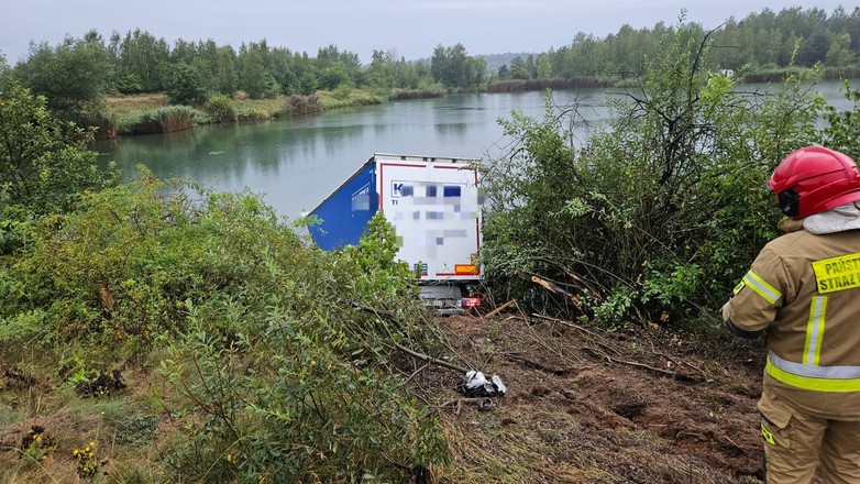 Wskutek zderzenia jedna z ciężarówek wjechała do wody
