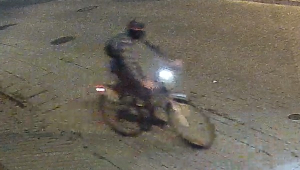 Poszukiwany mężczyzna z nagrania. Chodzi o podpalenie czterech aut