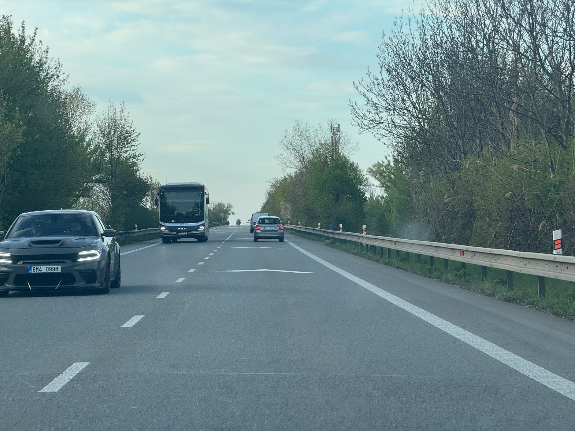 Strzałki na drodze w Czechach, określające odpowiednią odległość pomiędzy samochodami
