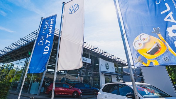 Przetasowania na niemieckim rynku nowych samochodów. VW się cieszy, niektórzy płaczą. A co z chińską ofensywą?