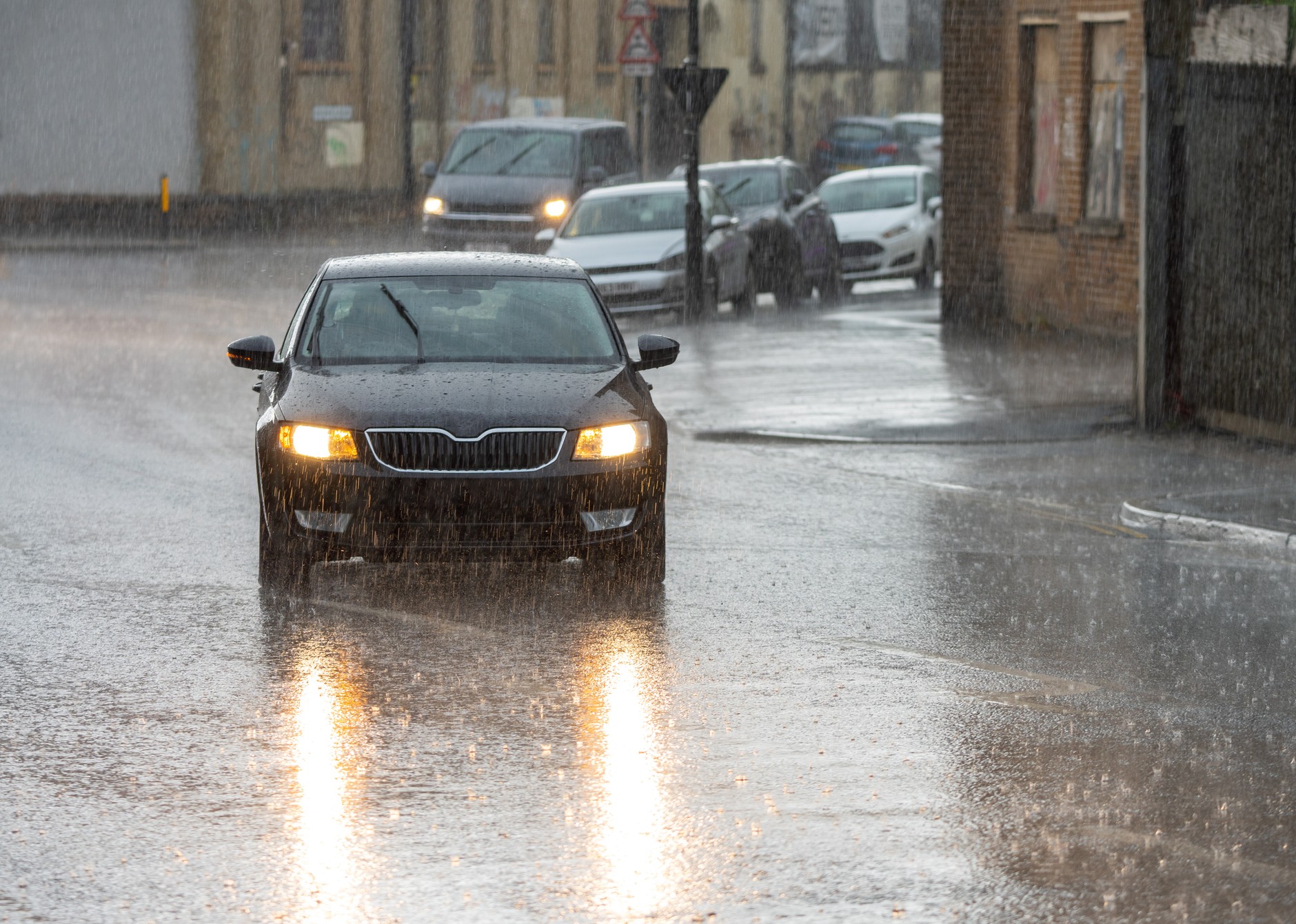 Podczas deszczu światła dzienne to zdecydowanie za mało. Trzeba włączyć światła mijania