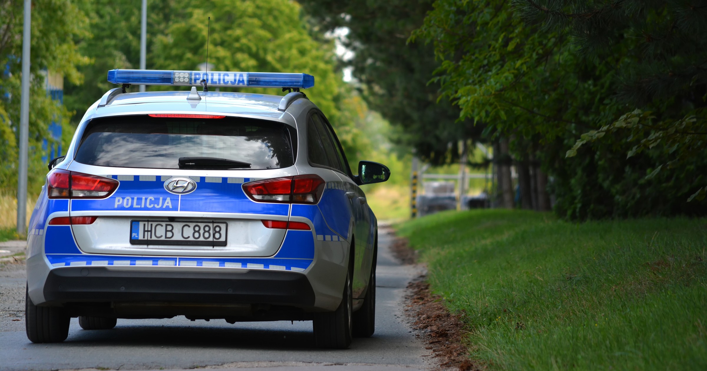 Radiowóz w świetle prawa nie różni się niczym od zwykłego samochodu jadącego po drodze. Różnica pojawia się, gdy włączy sygnały