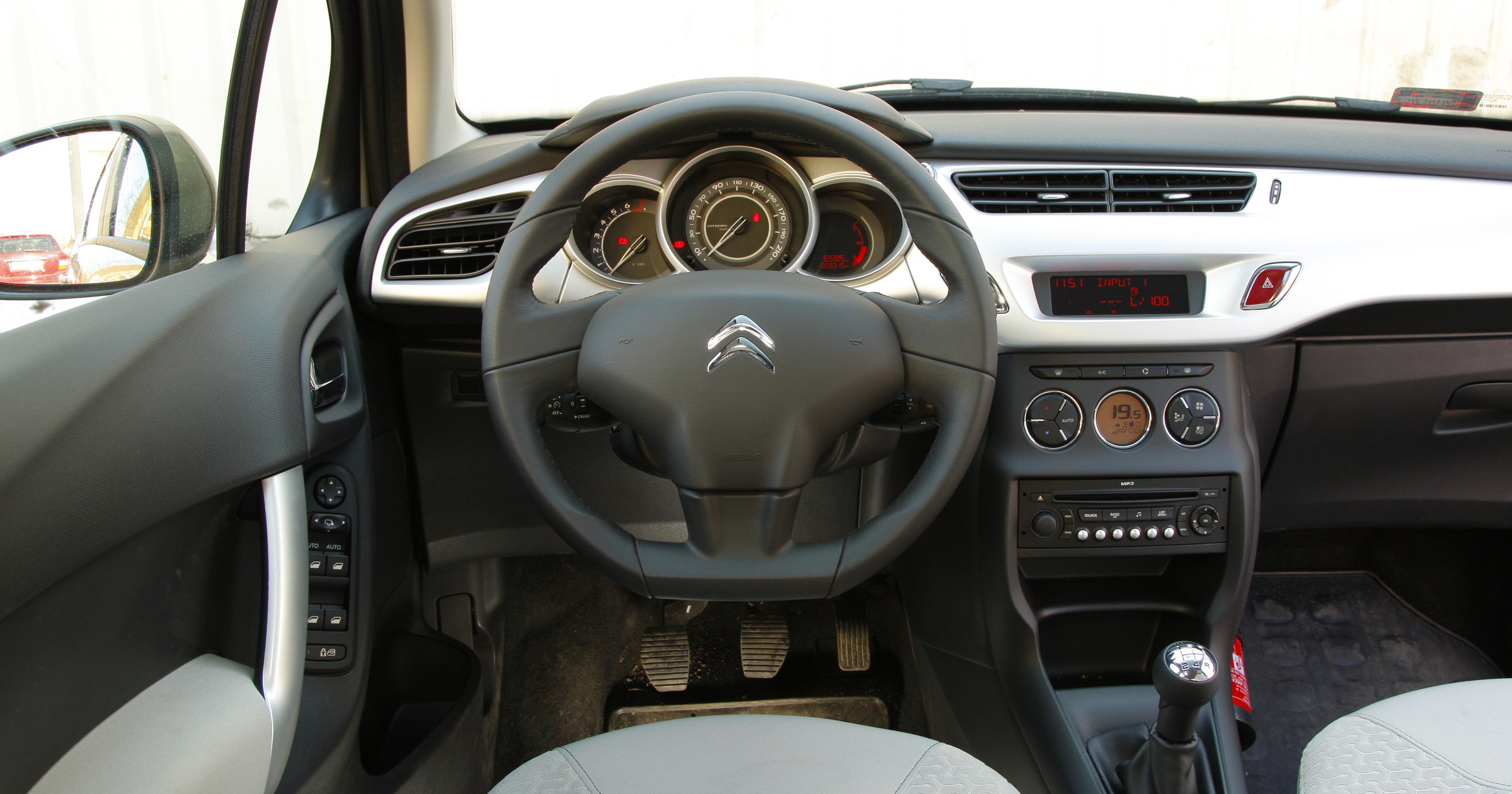 Wnętrze Citroena C3 z wadliwą poduszką powietrzną