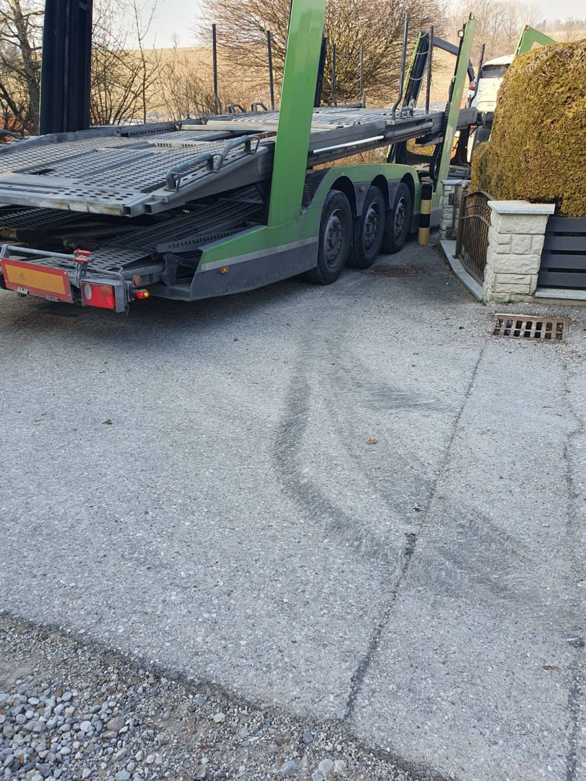 Strażacy odblokowali zablokowaną ciężarówkę w ciasnej uliczce w Austrii