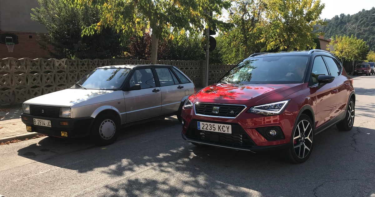 Kawał historii. Pierwsza Ibiza powstała w 1984 roku w czasach kooperacji z Fiatem (spokrewniona z modelem Ritmo). Obok Seat Arona FR 1.5 TSI