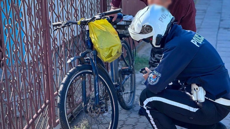 Policjant kontroluje rower