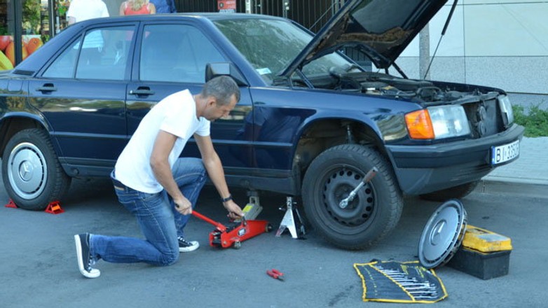 Nie baw się w mechanika na parkingu