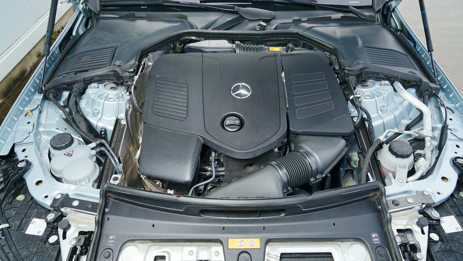 Mercedes klasy C kombi 2022 - elastyczny silnik 1.5 z miękką hybrydą 48 V powyżej 5 tys. obrotów robi się głośny.