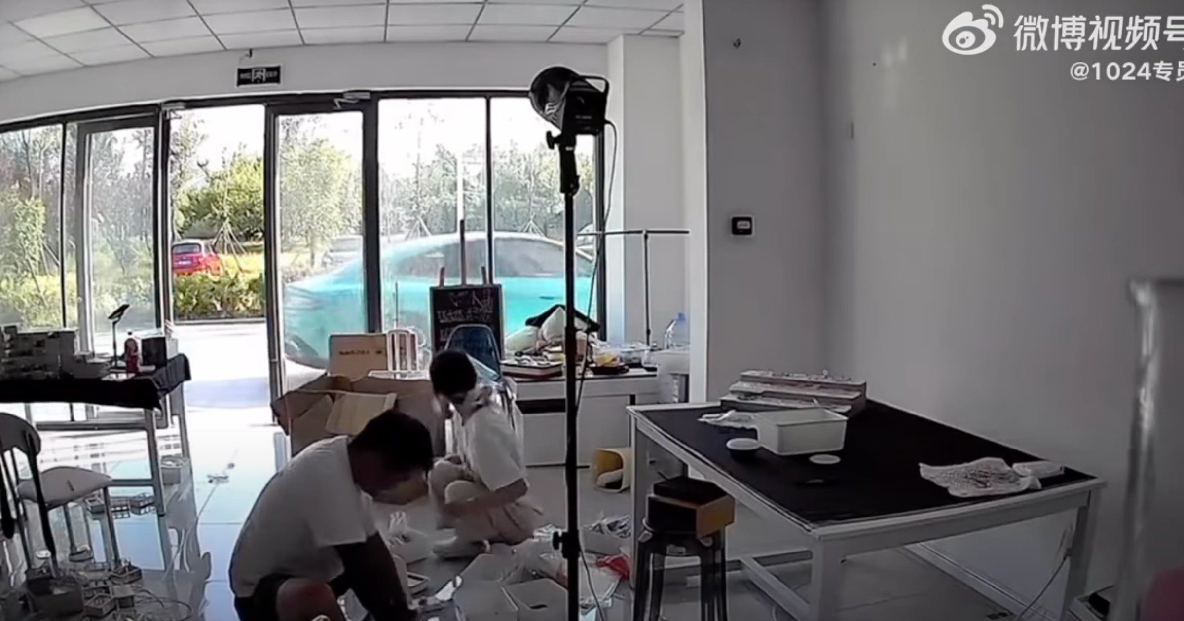 Chiński samochód elektryczny samodzielnie ruszył spod domu