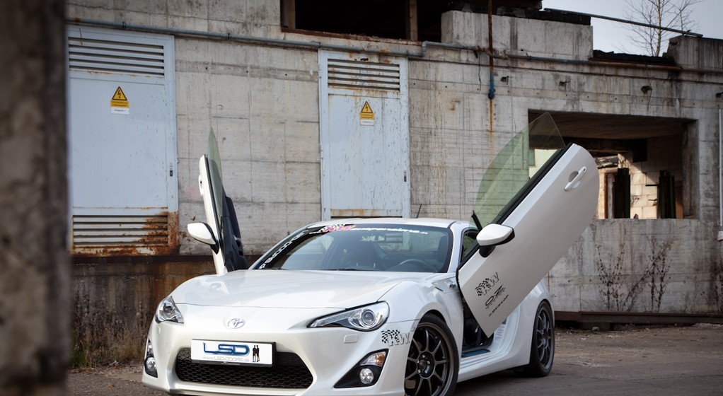 Toyota GT86 z drzwiami LSD w stylu Lambo