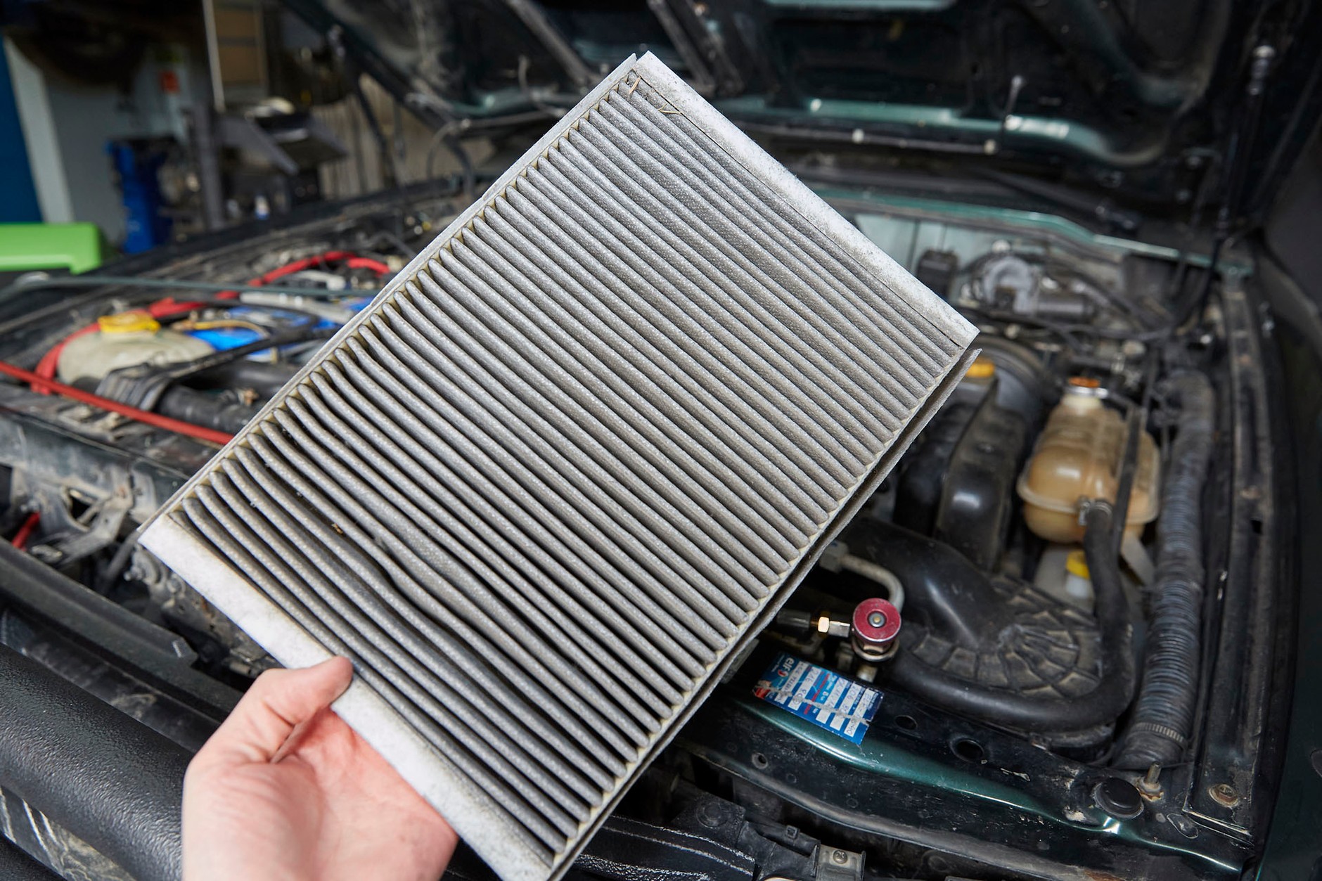 Filtr kabinowy w aucie oczyszcza powietrze trafiające do naszych puc. Warto go regulranie wymieniać