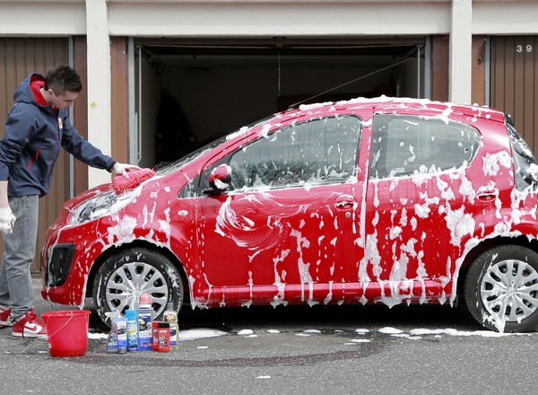 Jak latem zadbać o auto? Radzimy, czym skutecznie usunąć owady, smołę i inne trudne zabrudzenia