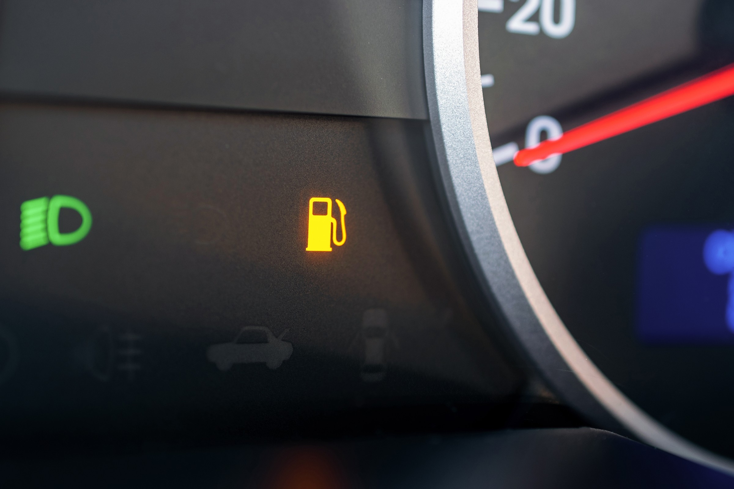 Dlaczego nie warto jeździć na rezerwie? Eksperci wymieniają trzy powody