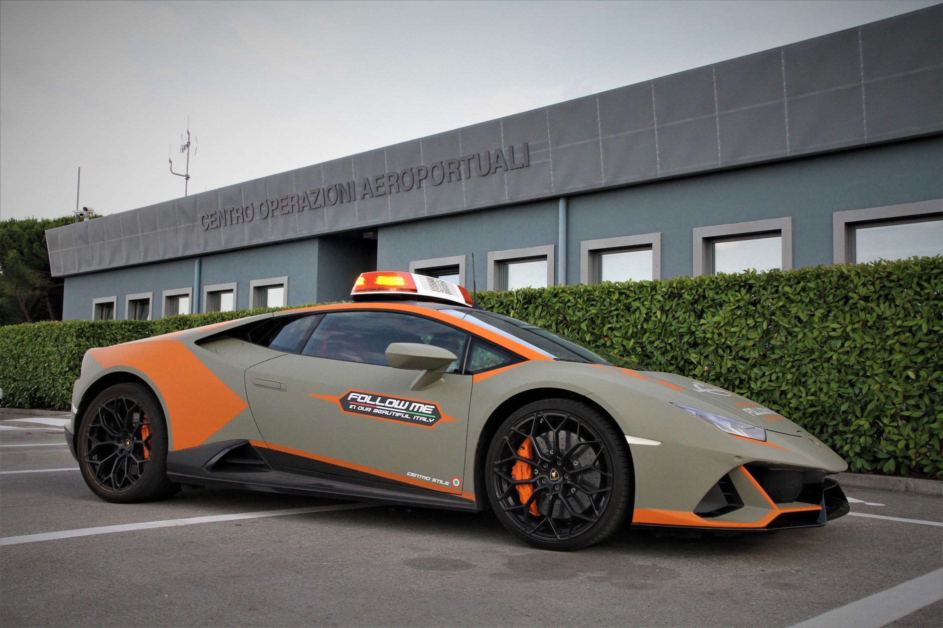 Lamborghini Huracan Evo jako auto Follow Me