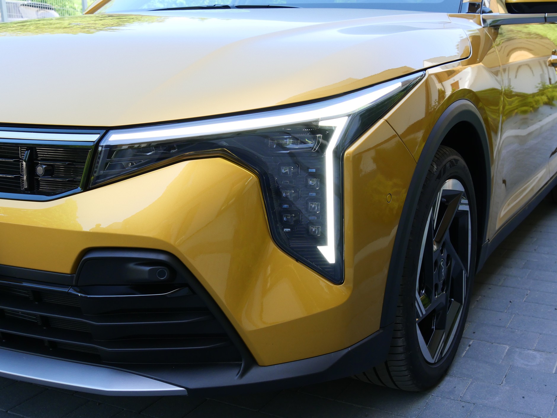 Kia K4 Kombi: przednie światła w technologii LED, ale ręczny korektor sugeruje, że ich wydajność jest przeciętna. 