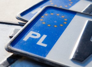 Zachowasz te same tablice rejestracyjne. Można zaoszczędzić kilkadziesiąt zł