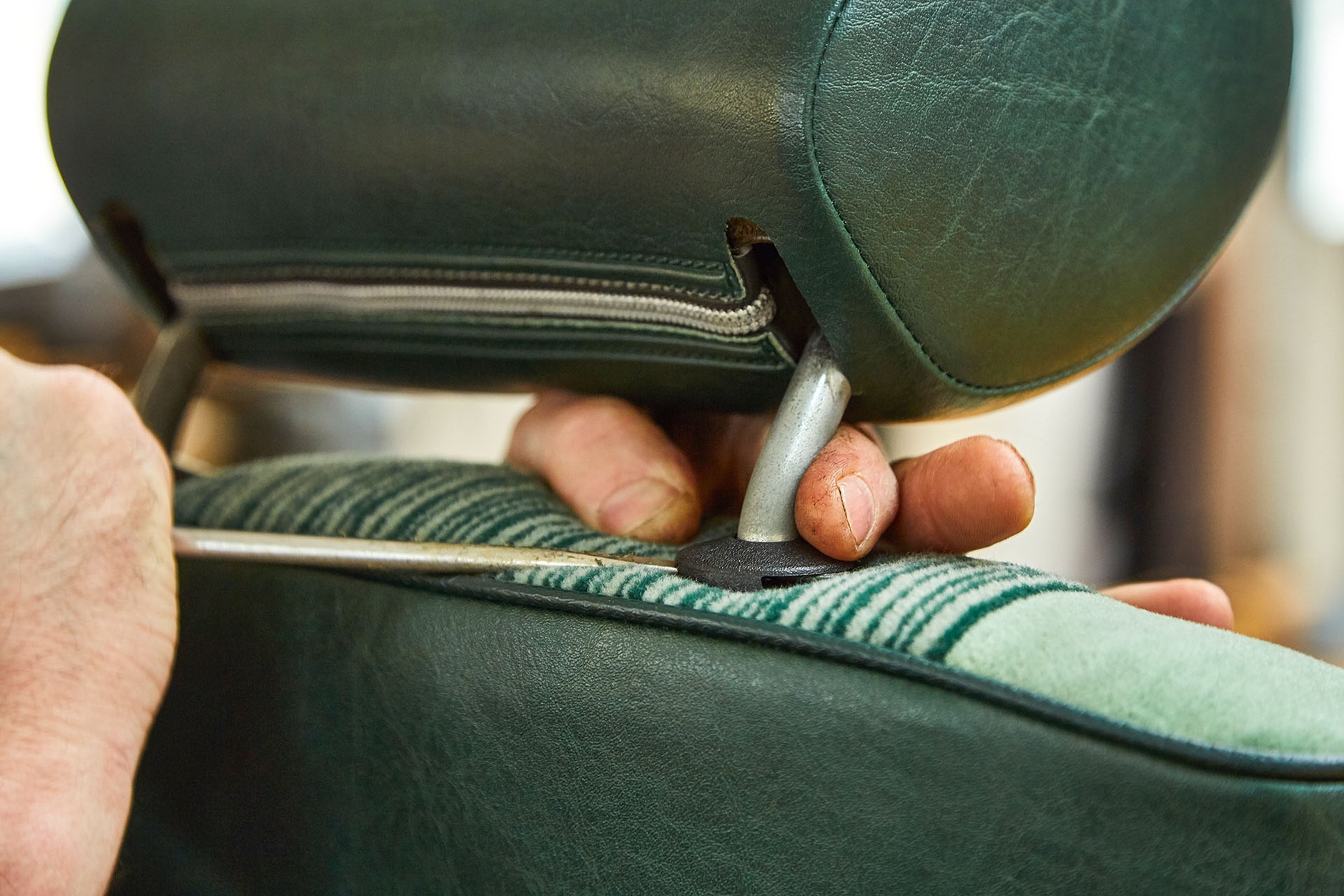 Jak samodzielnie naprawić zniszczoną tapicerkę?