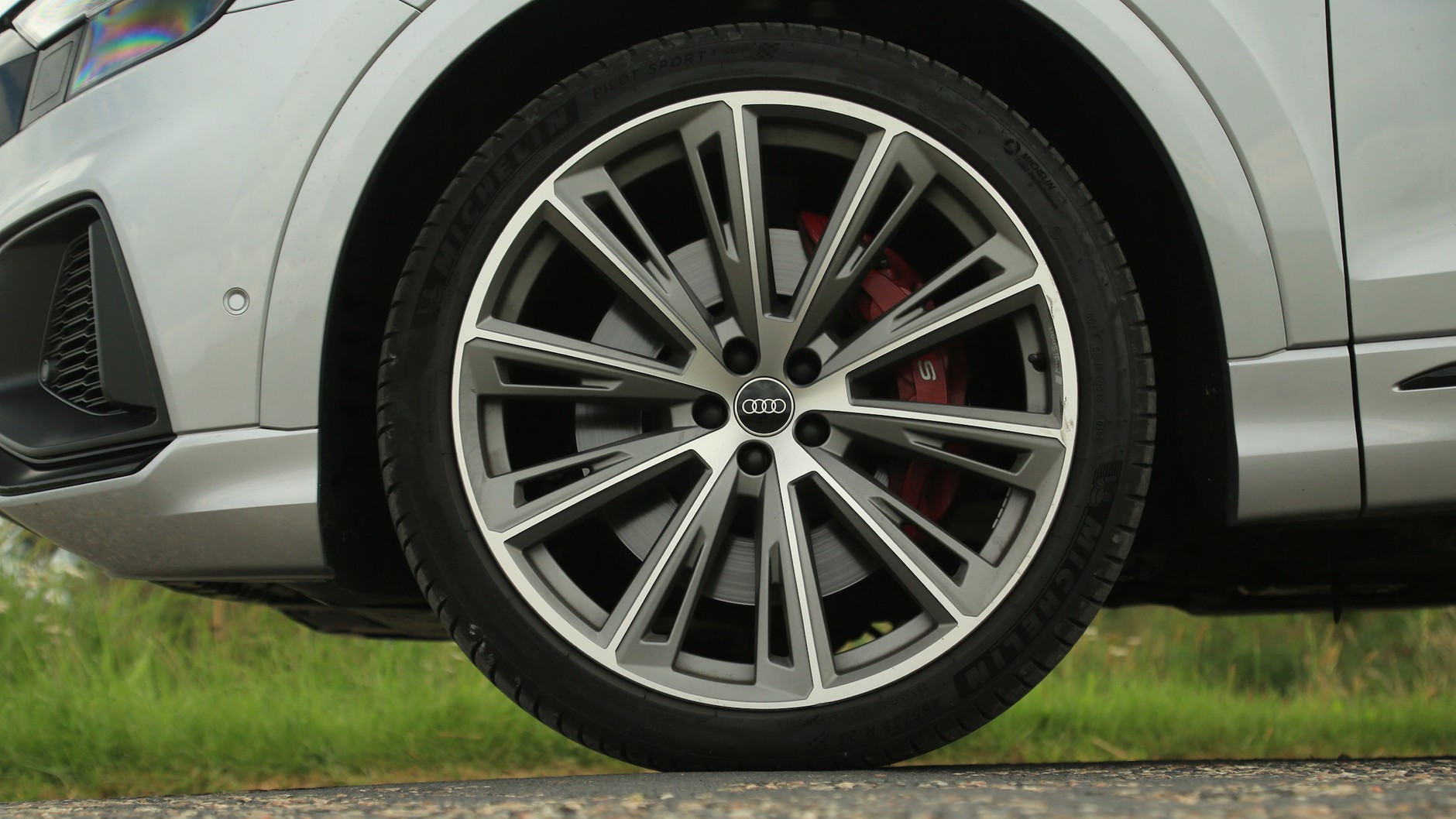 23-calowe koła Audi Sport to opcja za 14 450 zł. W serii są 22-calowe alufelgi