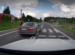 Prawie uderzył w dwie osoby na pasach. Błąd rowerzystek, kierowca – bandyta? Jest nagranie