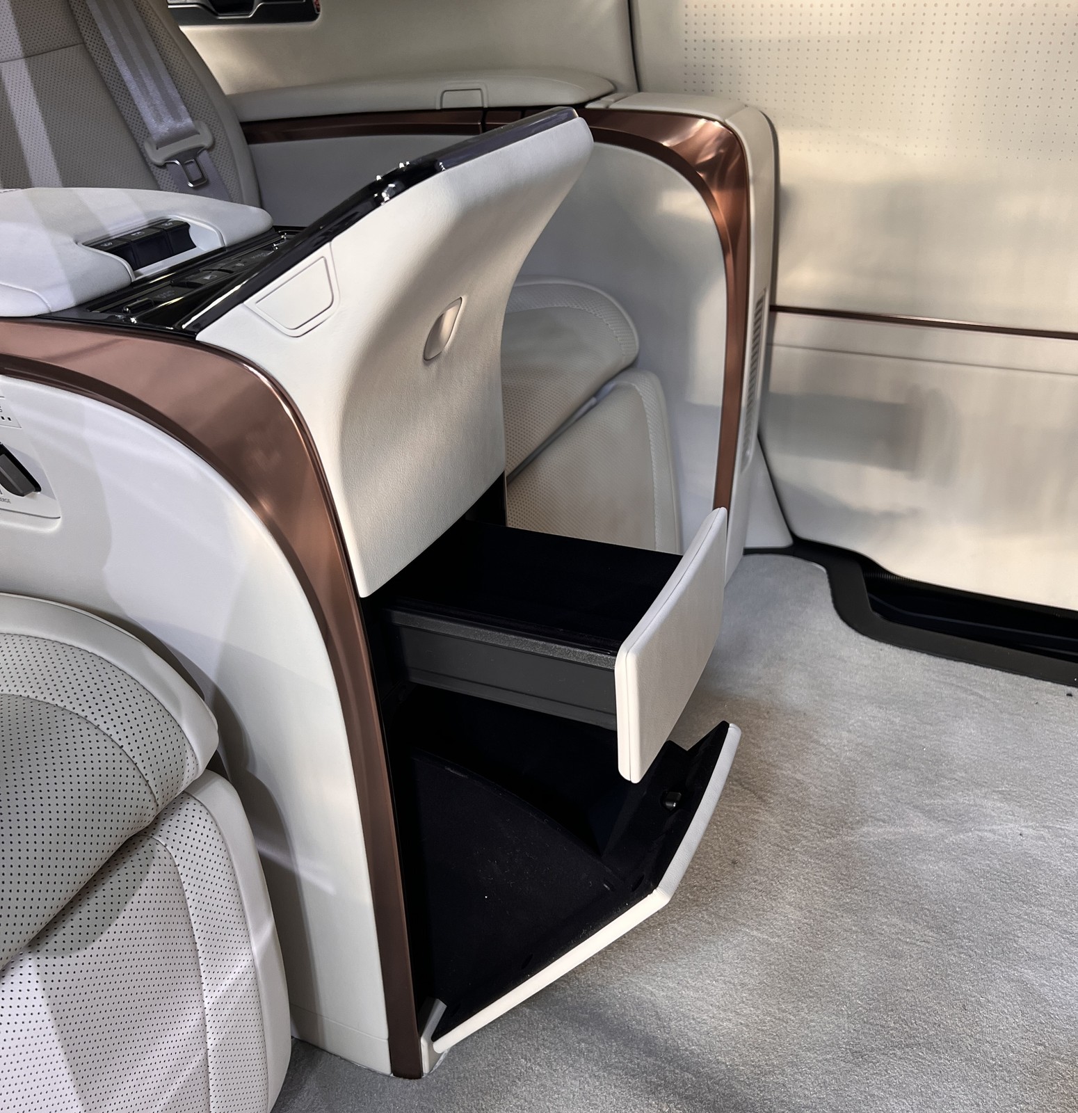 Lexus LM (druga generacja; od 2023 r.)