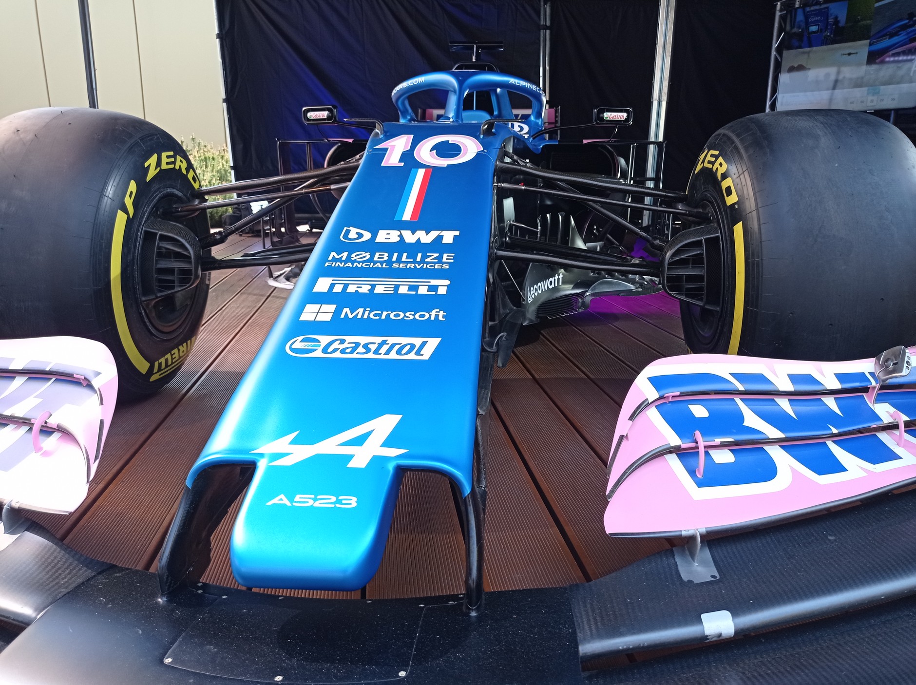 Koła zamontowane na przedniej osi bolidu