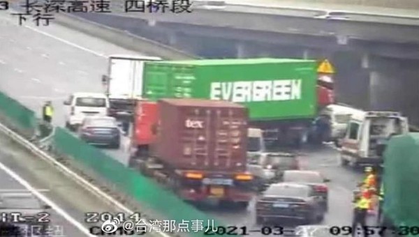 Evergreen tym razem zablokował autostradę – pech nie opuszcza tajwańskiej firmy