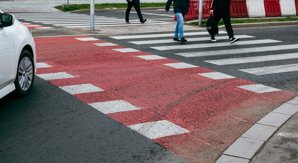 Gdy kierowca skręca i przecina przejazd dla rowerzystów, powinien mieć oczy "dookoła głowy"