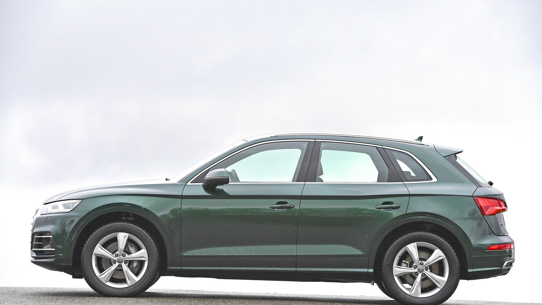 Audi Q5: najchętniej na świecie i u nas kupowany model Audi w aktualnej, drugiej generacji na polski rynek wszedł w 2017 r. W ofercie są silniki benzynowe i diesle, nowość to hybryda plug-in o mocy 367 KM. Ceny od 183 900 zł.