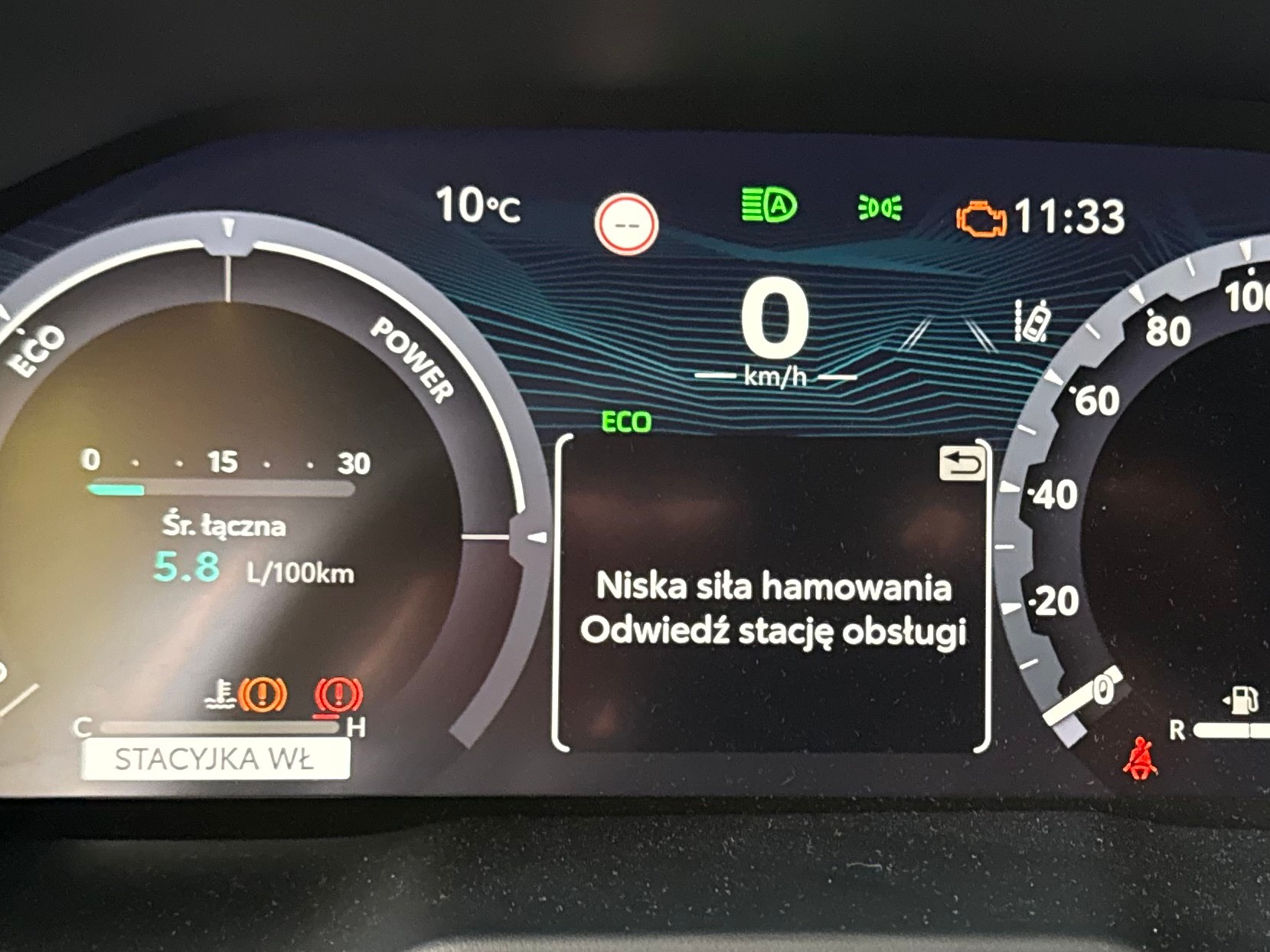 Taki komunikat może towarzyszyć spadkowi napięcia w samochodzie. Nie ma pewności, czy rzeczywiście i o ile spadnie siła hamowania, ale może tak być