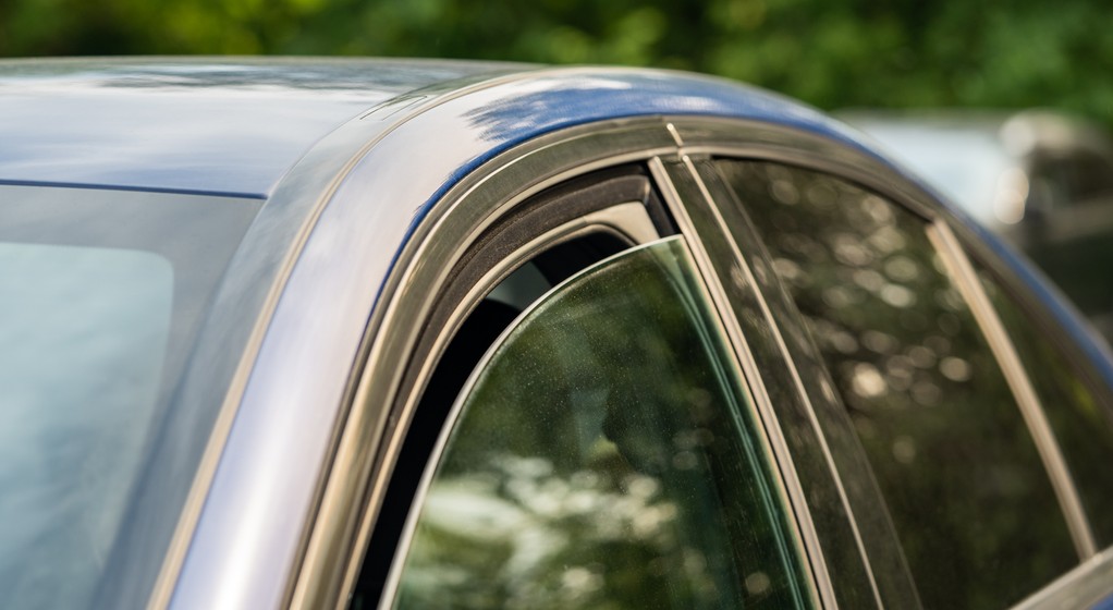 Uchylone okno w samochodzie