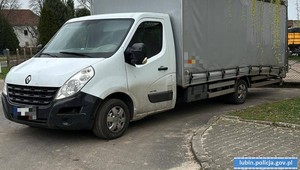 Policjanci zajrzeli do dostawczaka. Ich oczom ukazała się... karoseria