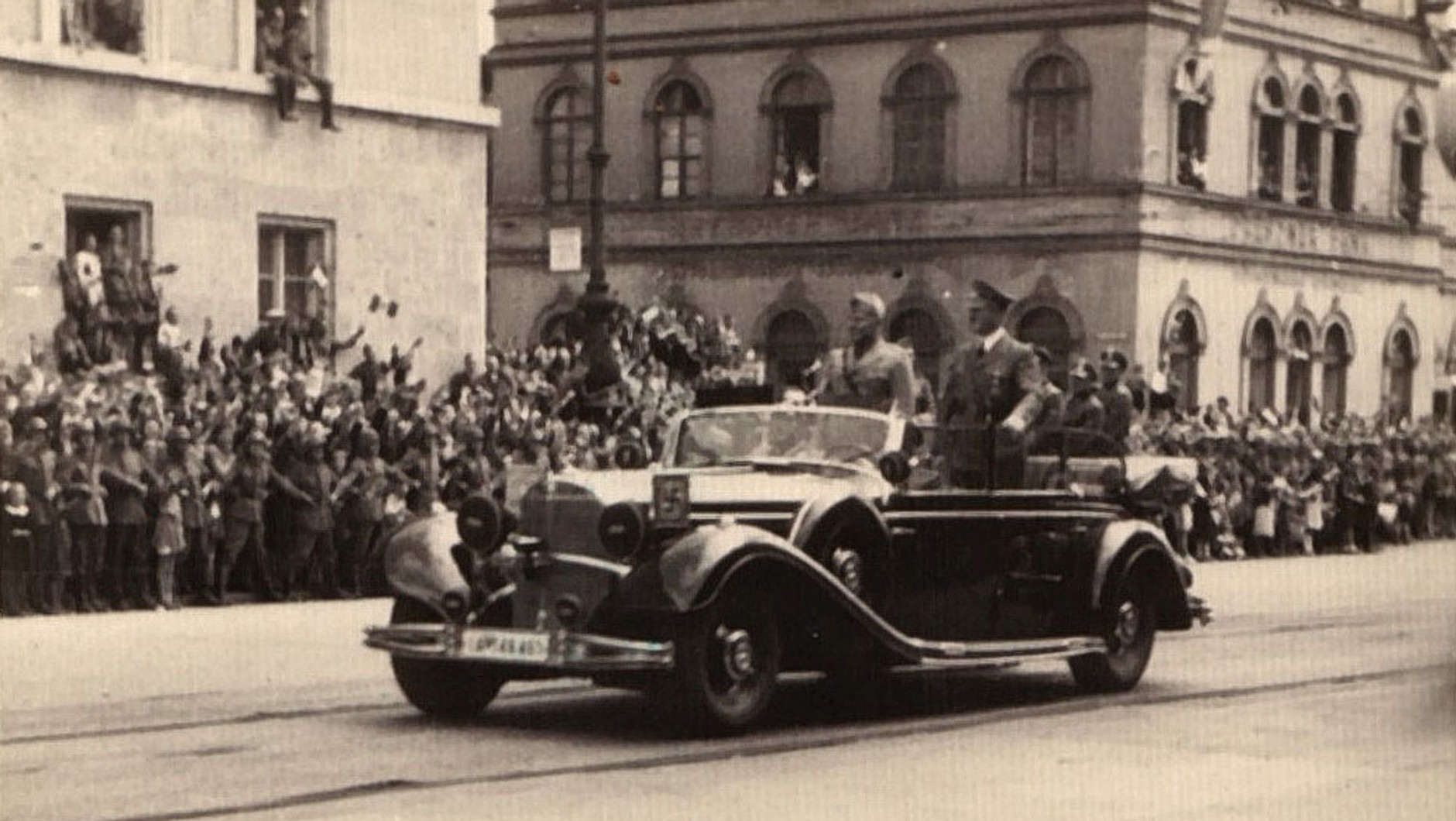 Adolf Hitler i Benito Musolini w Mercedesie 770K GOT w trakcie parady wojskowej w Monachium w 1940 r.