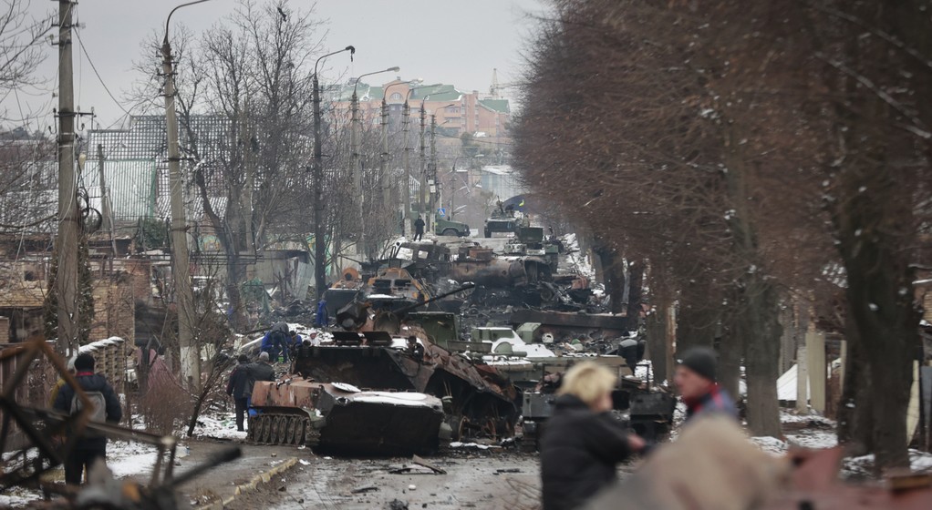 Kolumna zniszczonych pojazdów w mieście Bucza pod Kijowem
