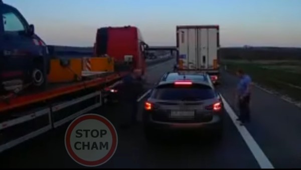 Kierowcy ciężarówek osaczyli i zatrzymali drogowego „szeryfa” [Nagranie]