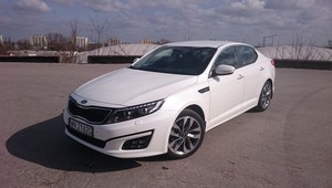 Robert testuje Kię Optima 1.7 CRDI - czy to auto czymś zaskakuje?
