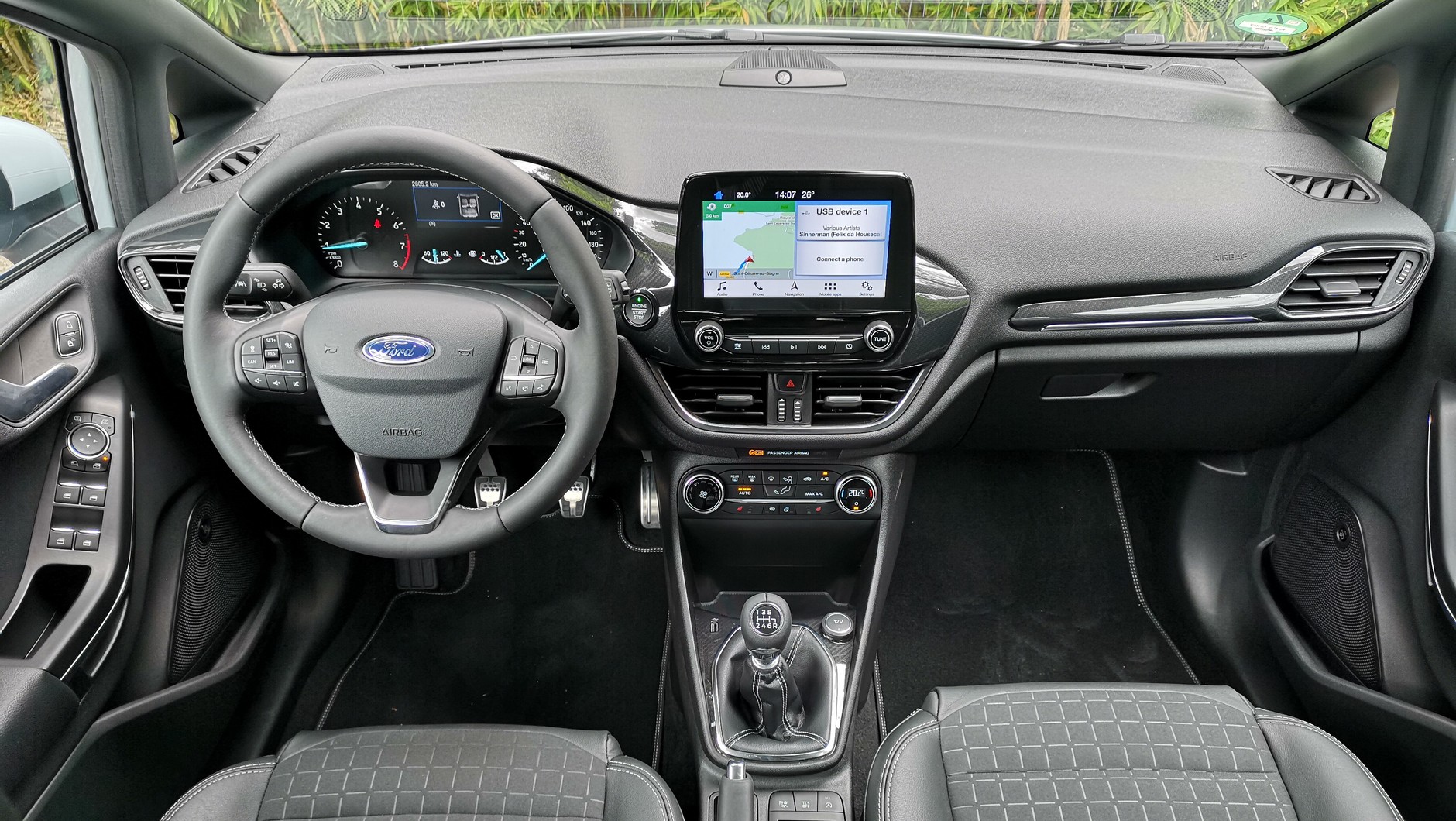 Ford Fiesta Active - trudno dopatrzyć się różnic ze zwykłą Fiestą. Przed dźwignią zmiany biegów dodano selektor trybu jazdy