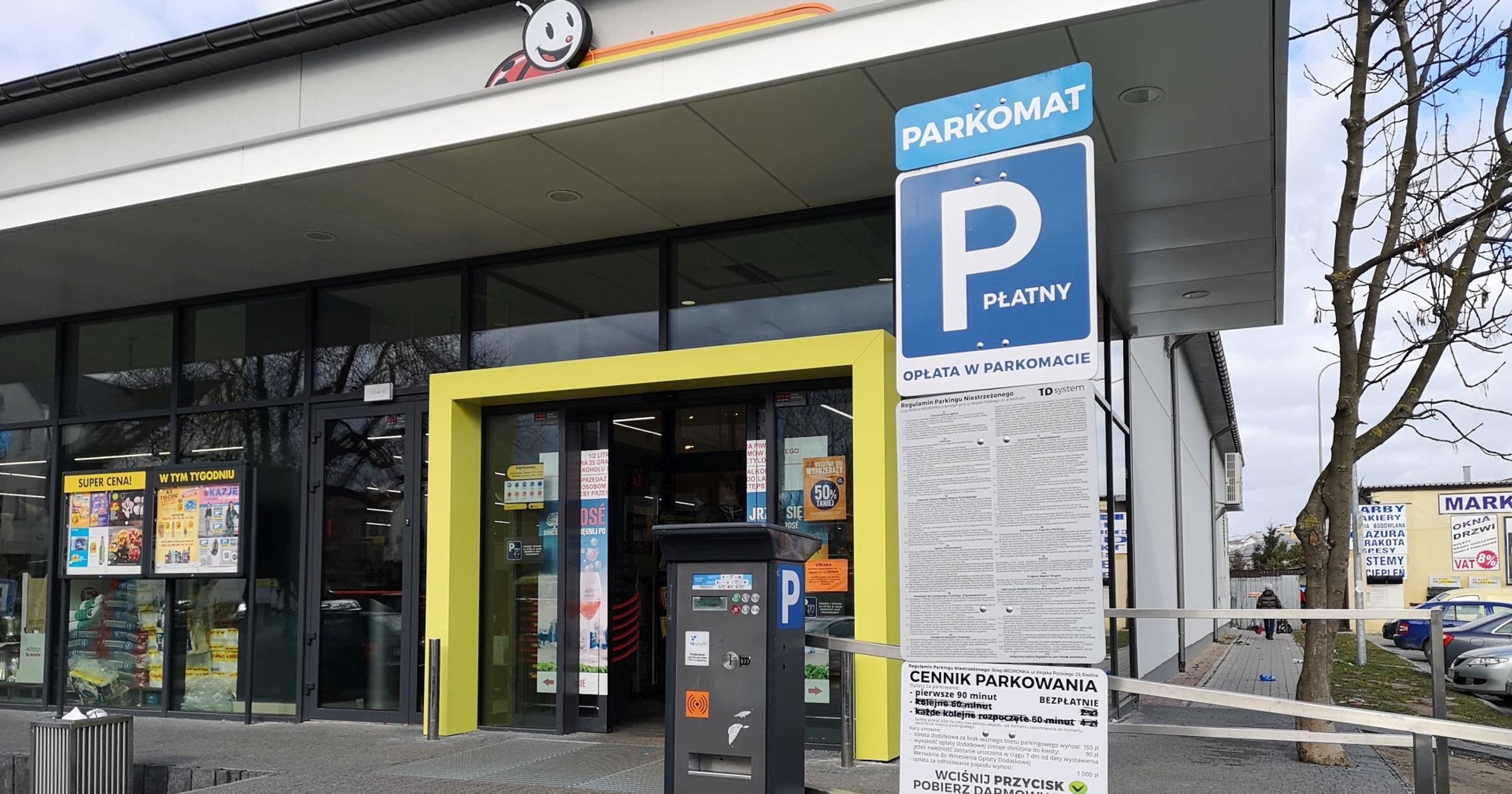 Parkowanie na parkingu przed sklepem