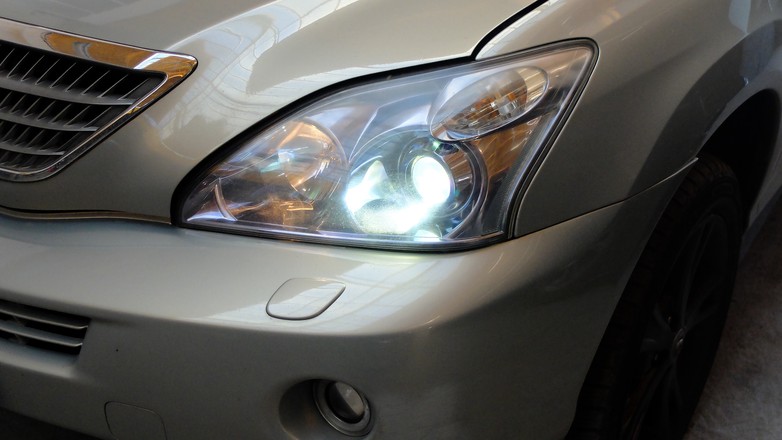 Luksusowe kiedyś auto dziś ma kompletnie wypalone reflektory ksenonowe. Właściciel zdecydował się na ich regenerację