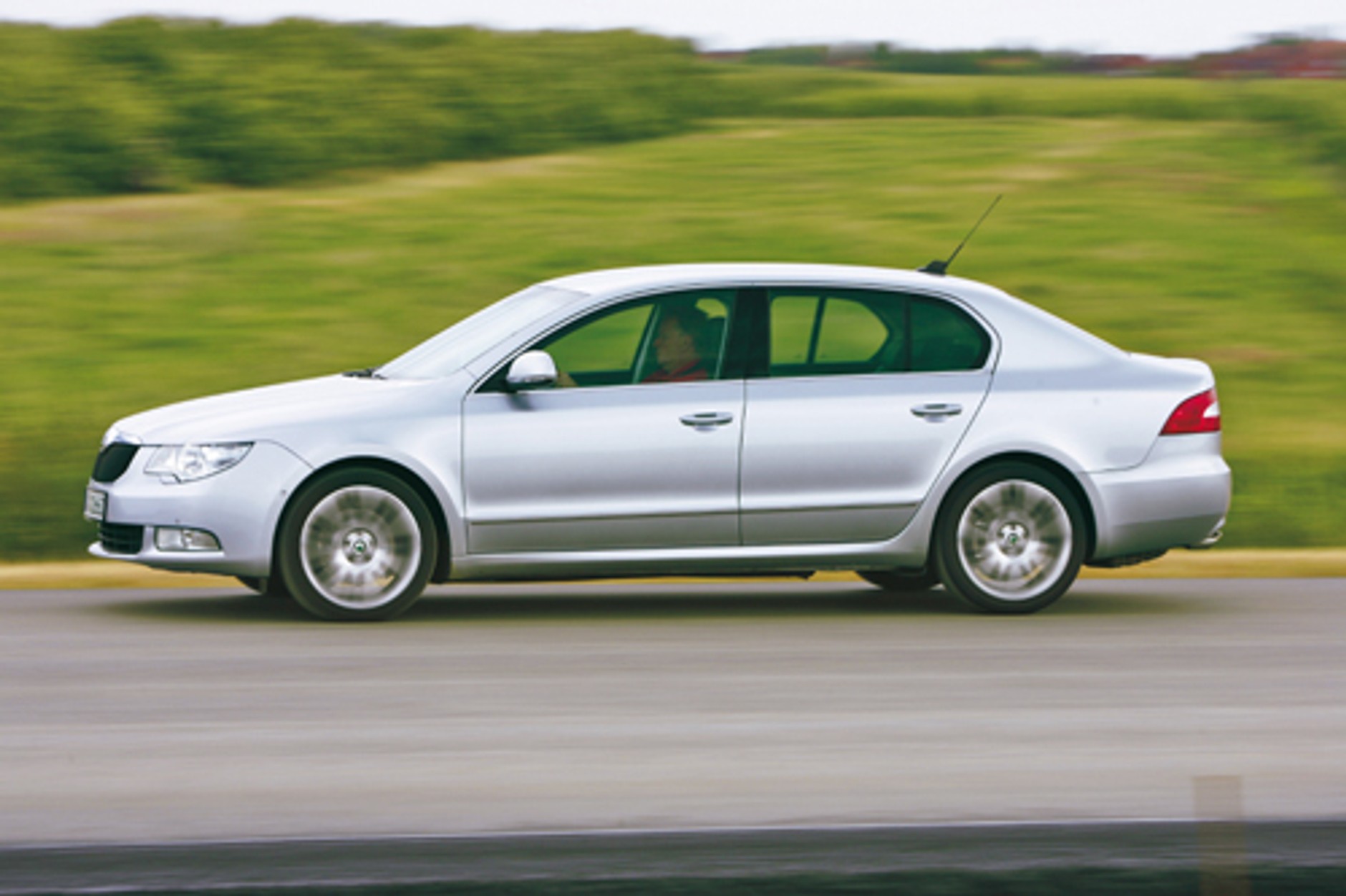 Nowa Skoda Superb kontra VW Passat i Audi A4 - Porównanie trzech limuzyn z jednej stajni