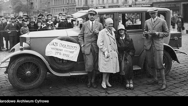Rajdy samochodowe kobiet w II RP. "Kierowały jedną ręką, a w drugiej trzymały łyżkę z jajkiem" [ZDJĘCIA]