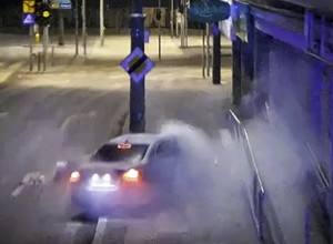 Kierowca bmw uciekał przed policją deptakiem. Szaleńczą jazdę skończył na latarni [WIDEO]