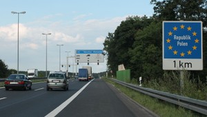 Wyprzedzanie z prawej strony. W Niemczech też można, ale tylko w wyjątkowych sytuacjach