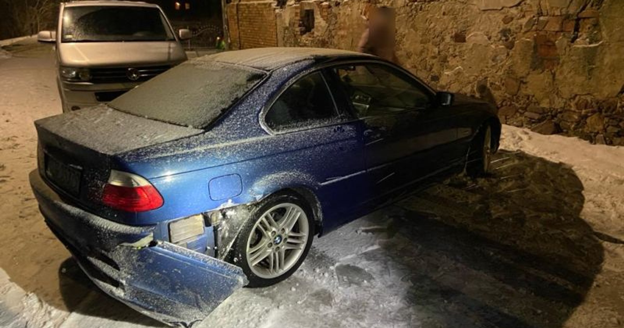 Pod pozorem pomocy ukradł BMW