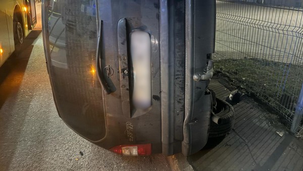 Uderzył w autobus i zakończył jazdę na boku. Był pijany