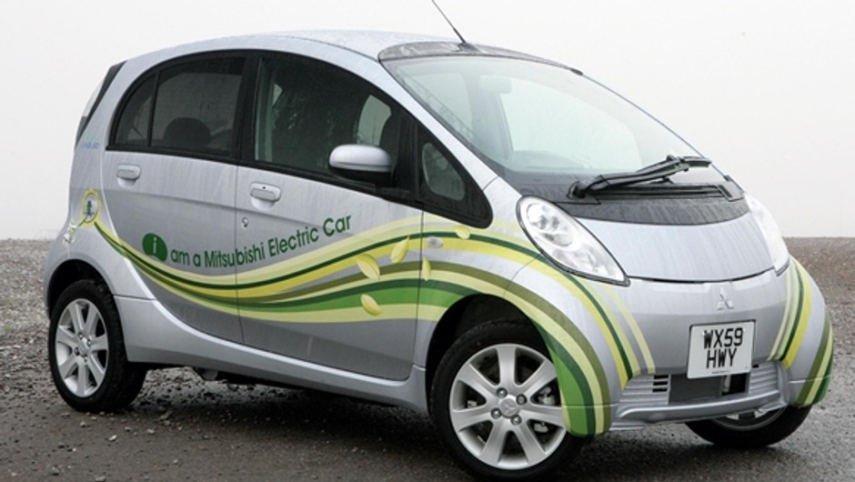 Jak Schwarzenegger zmieścił się w Mitsubishi i-MIEV? 