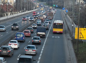 Czy kierowcy elektryków stracą swój największy przywilej? W przepisach jest konkretna data